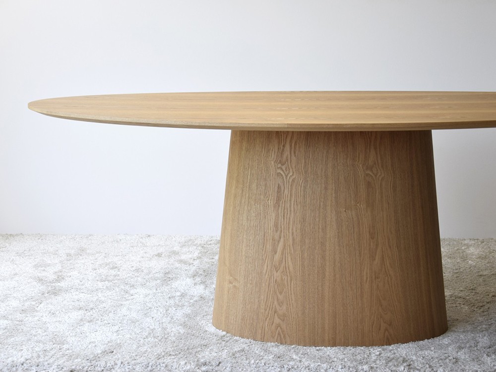 Mesa de diseño ovalado Lunt VP