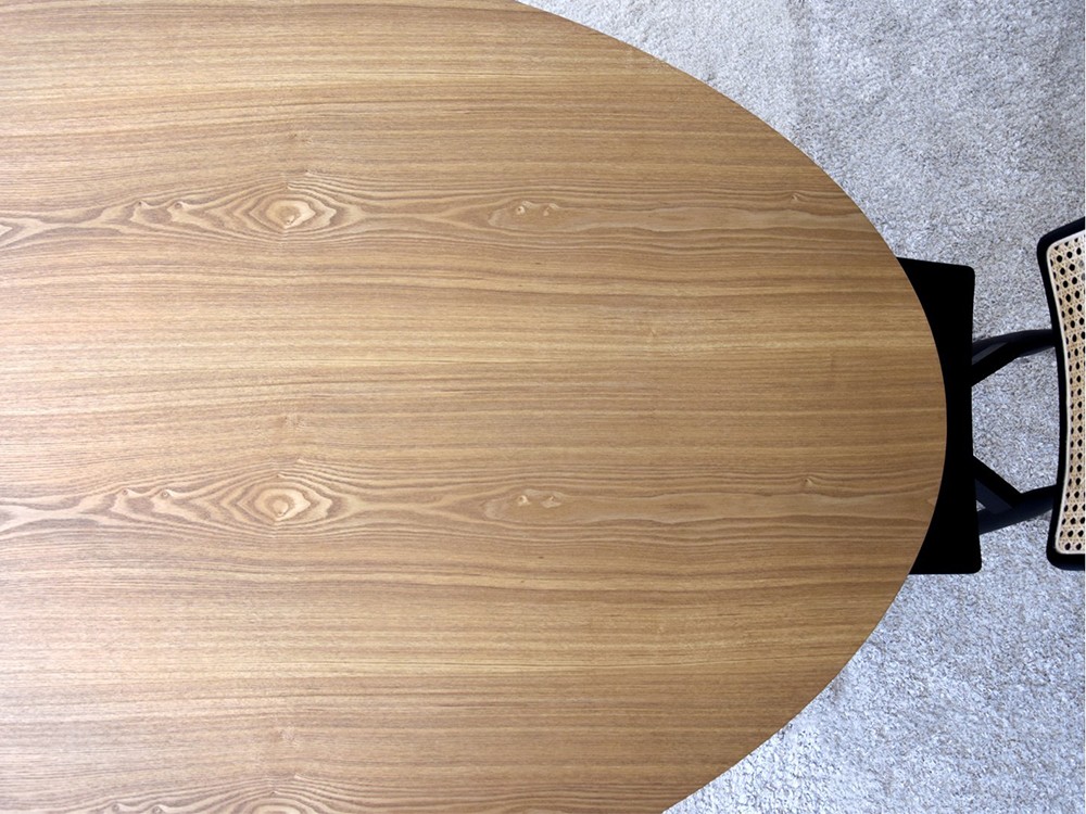 Mesa de diseño ovalado Lunt VP