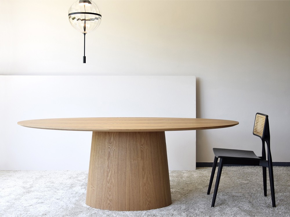 Mesa de diseño ovalado Lunt VP