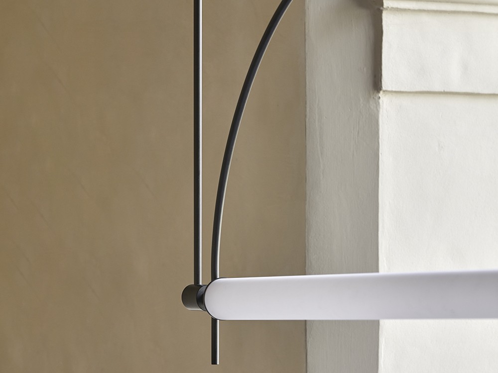 Lámpara de techo Arc en negro u oro de Aromas - 2