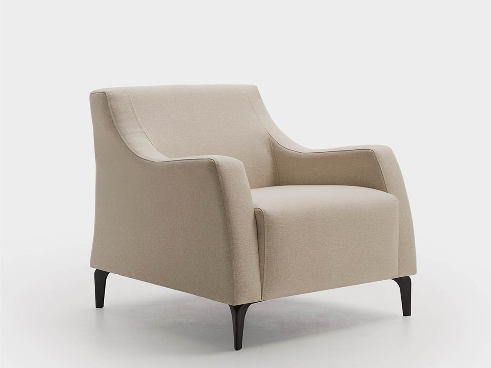 Butaca Diab Frajumar con respaldo bajo. Un clásico reinterpretado con líneas suaves y zócalo de madera.