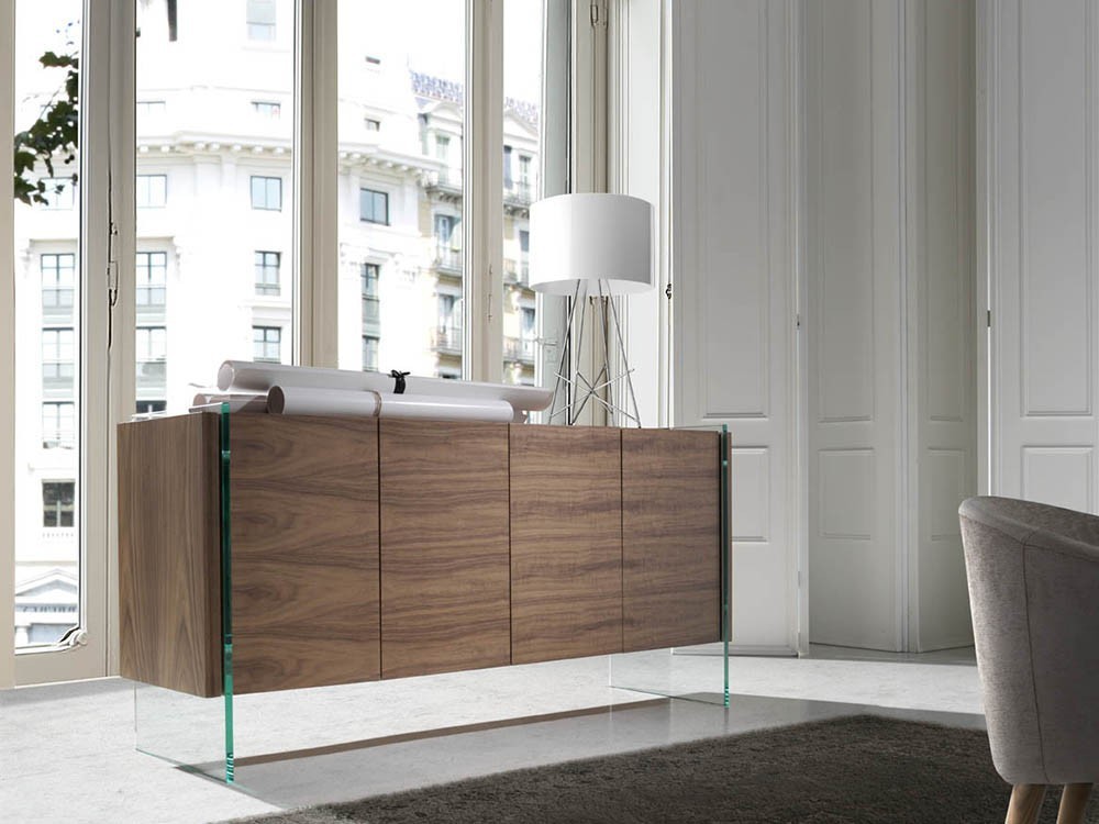 Aparador chapado en nogal con laterales de cristal templado 3057 de Ángel Cerdá en Mobel 6000