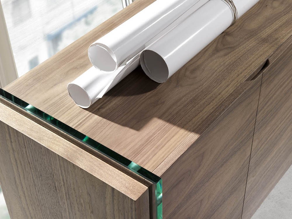 Aparador chapado en nogal con laterales de cristal templado 3057 de Ángel Cerdá en Mobel 6000