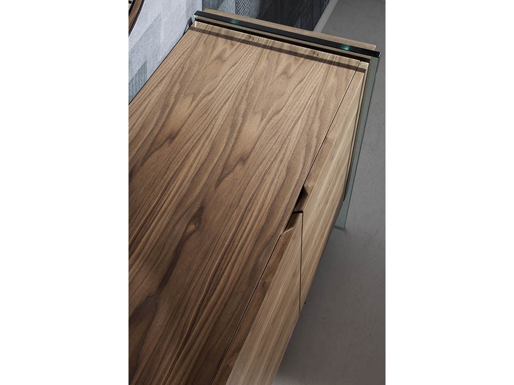 Aparador chapado en nogal con laterales de cristal templado 3057 de Ángel Cerdá en Mobel 6000