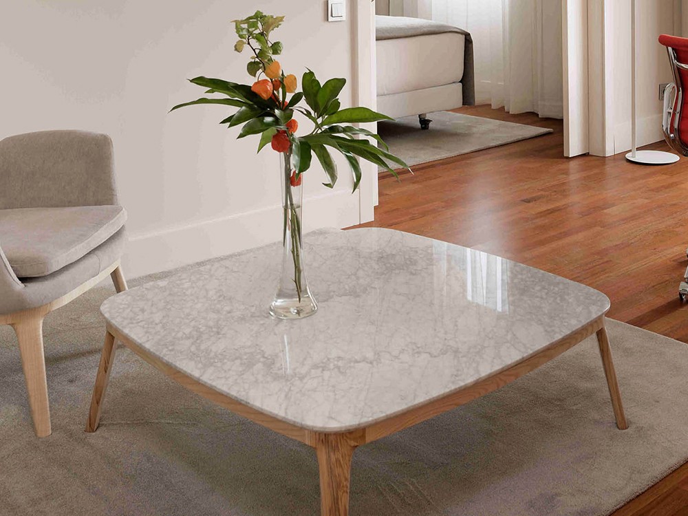 Diseño elegante y materiales nobles. La mesa Even aporta distinción y personalidad a cualquier espacio.