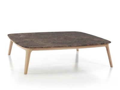 Even, una mesa con gran fuerza visual. Elige entre mármol blanco, negro o marrón y base en fresno, nogal o roble.