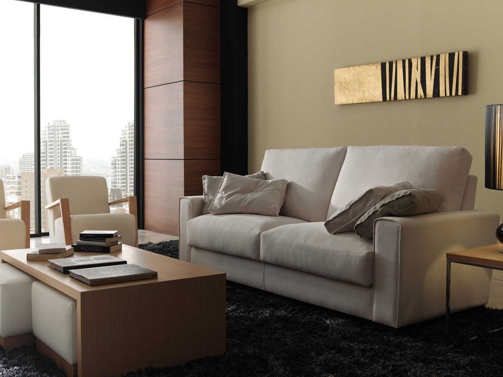 Diseño y confort se unen en el sofá Egos. Personalízalo con tejidos seleccionados y disfruta de su estilo envolvente.