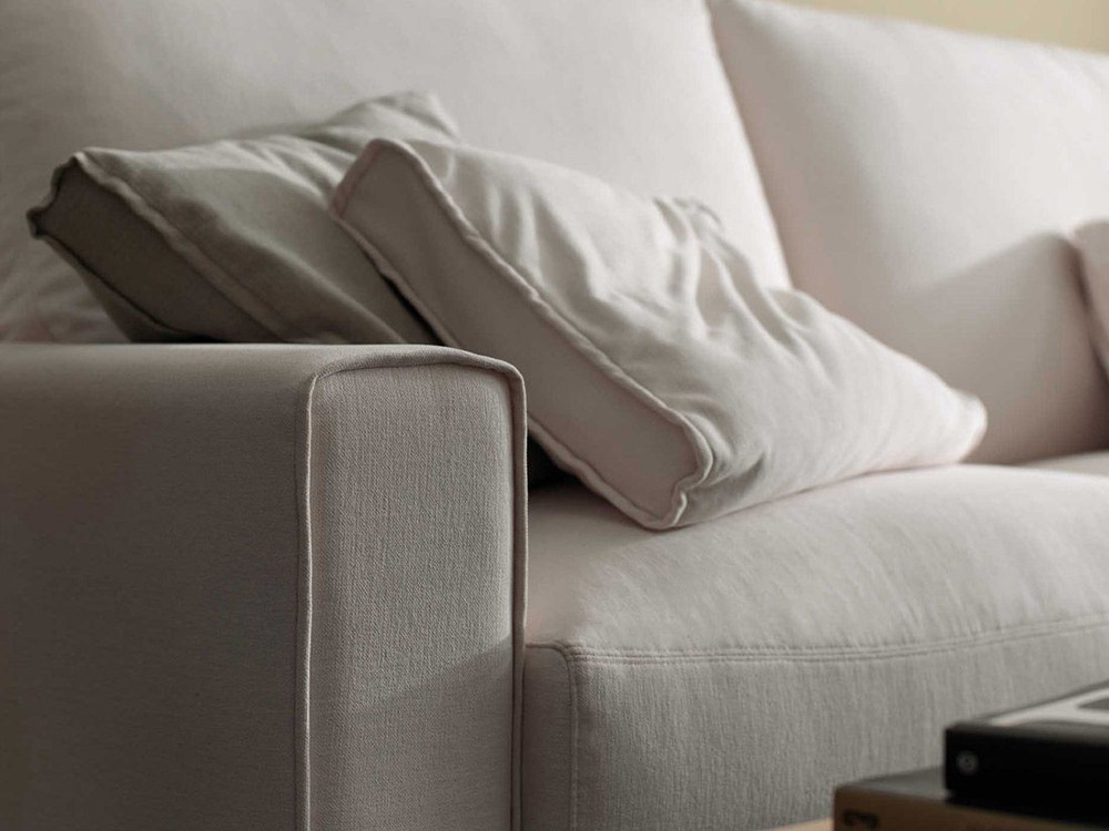 Egos combina diseño contemporáneo y confort superior. Tapizable a medida, perfecto para salones con estilo.