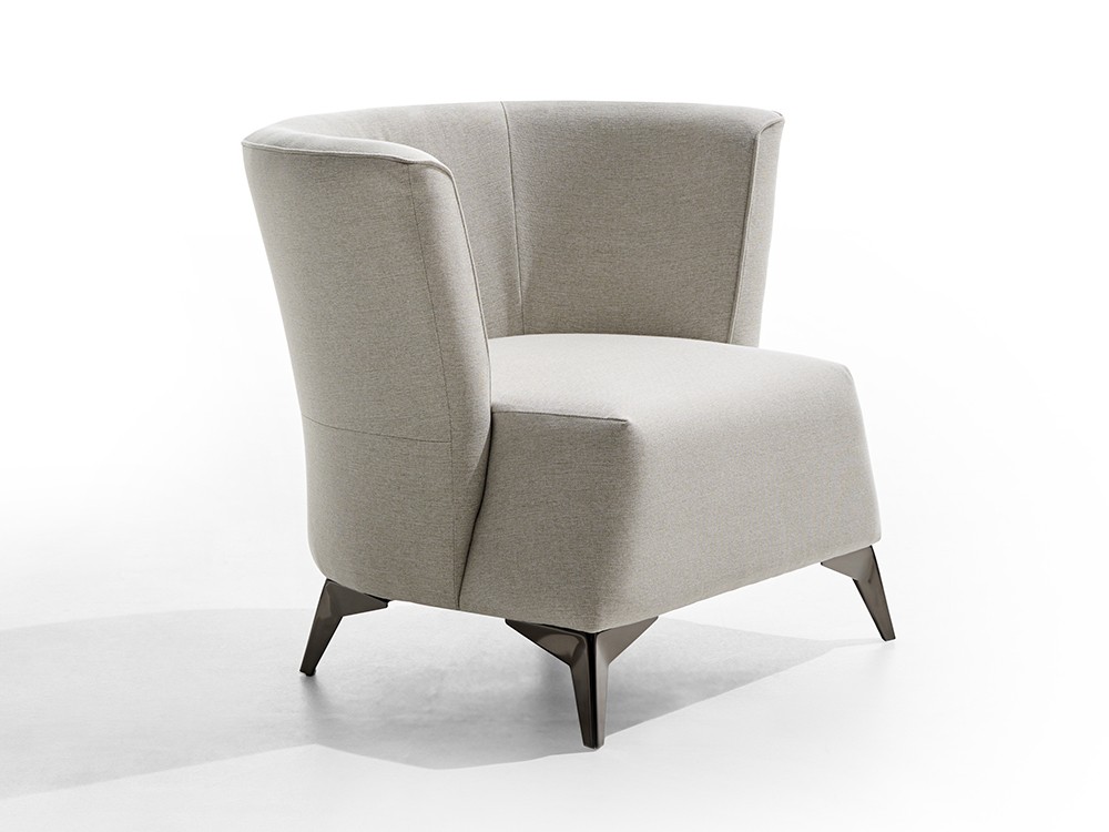 Butaca Kora Beltá Frajumar con diseño redondeado y patas metálicas. Sofisticación y confort en un solo gesto.