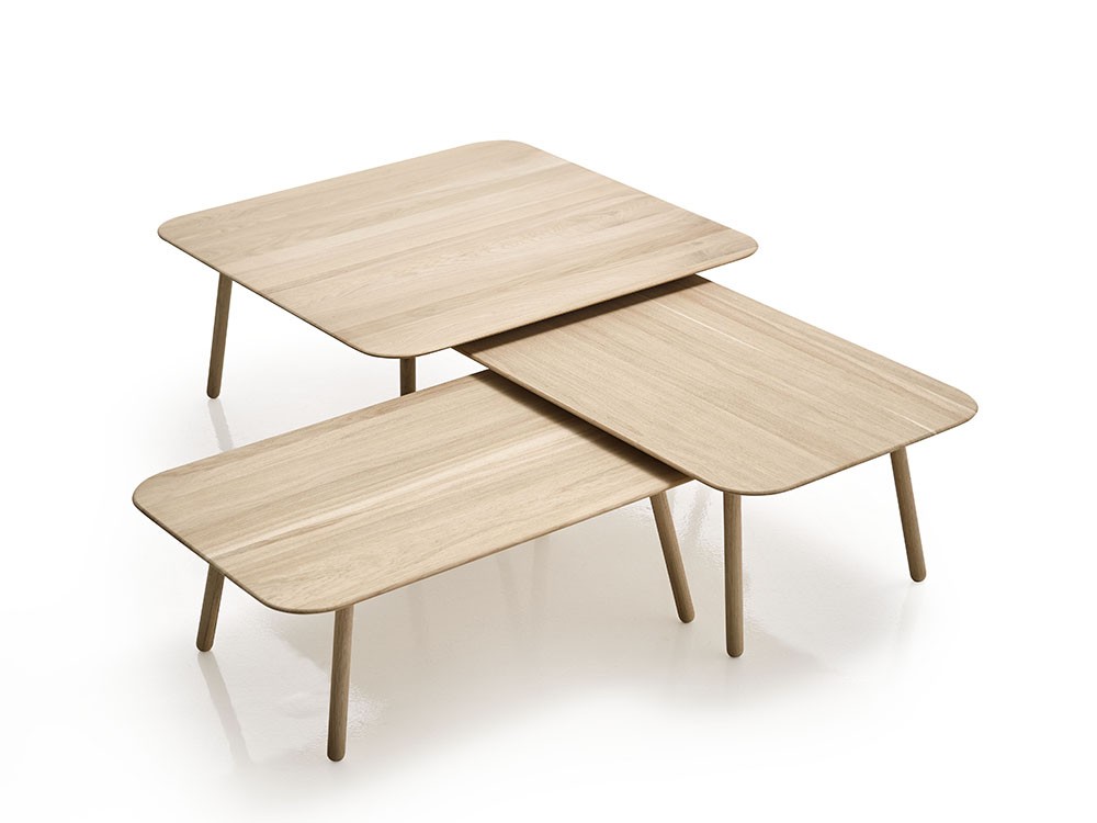 Mesa de centro Rund en madera maciza de roble. Diseño simple y elegante con acabados de alta calidad.