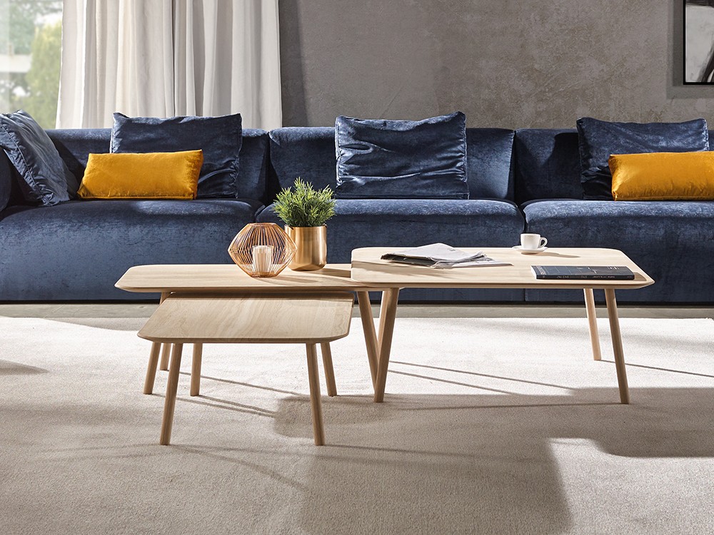 Diseño atemporal en madera maciza. La mesa Rund se adapta sola o en conjunto, con acabados personalizables.