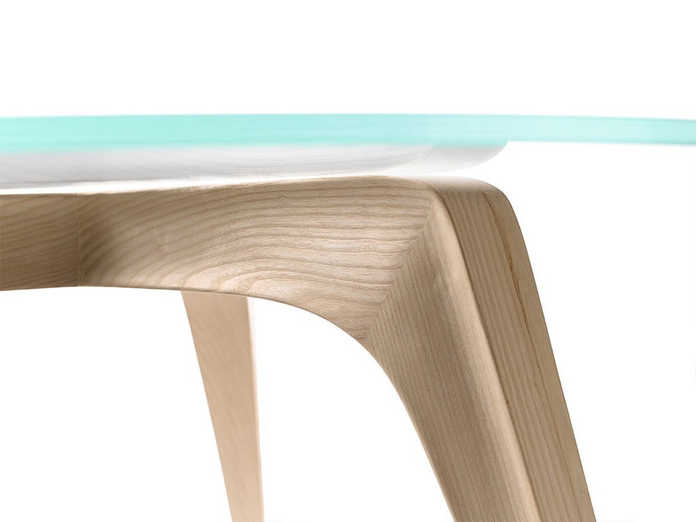 Icon es creatividad hecha mesa. Su estructura en madera maciza y cristal aporta carácter a cualquier espacio.