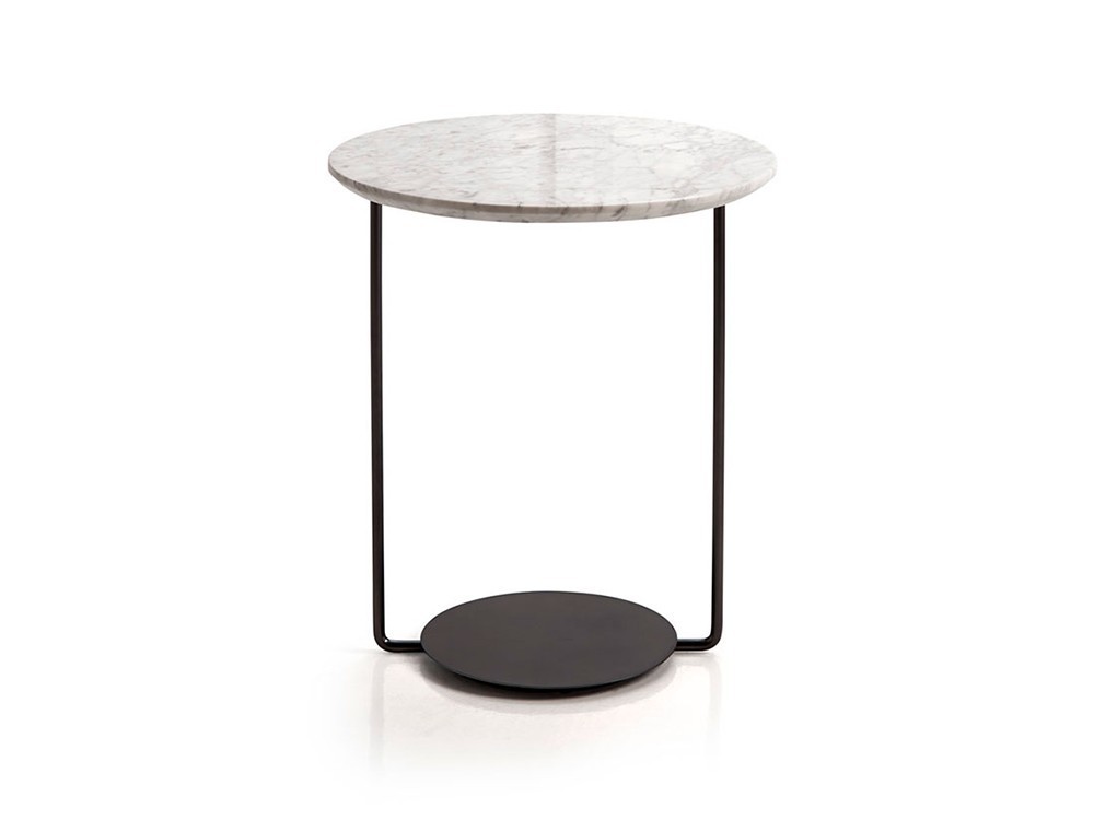 Domo: mesa auxiliar con estructura metálica y sobre en piedra natural. Versátil, sofisticada y fácil de combinar.