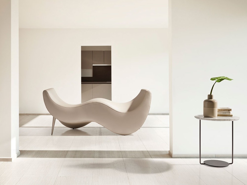 Diseño minimalista y materiales nobles. La mesa auxiliar Domo combina mármol moldurado y estructura ligera de metal.