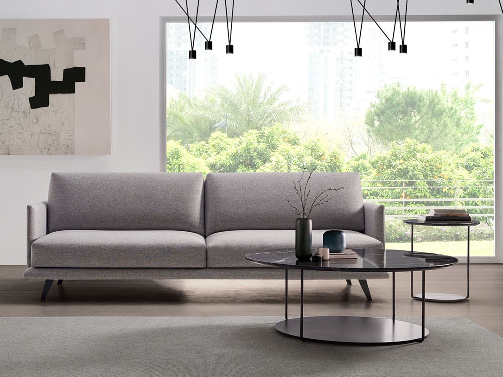 Mesa Domo en mármol natural y base metálica negra. Un diseño con carácter que destaca por su equilibrio visual.