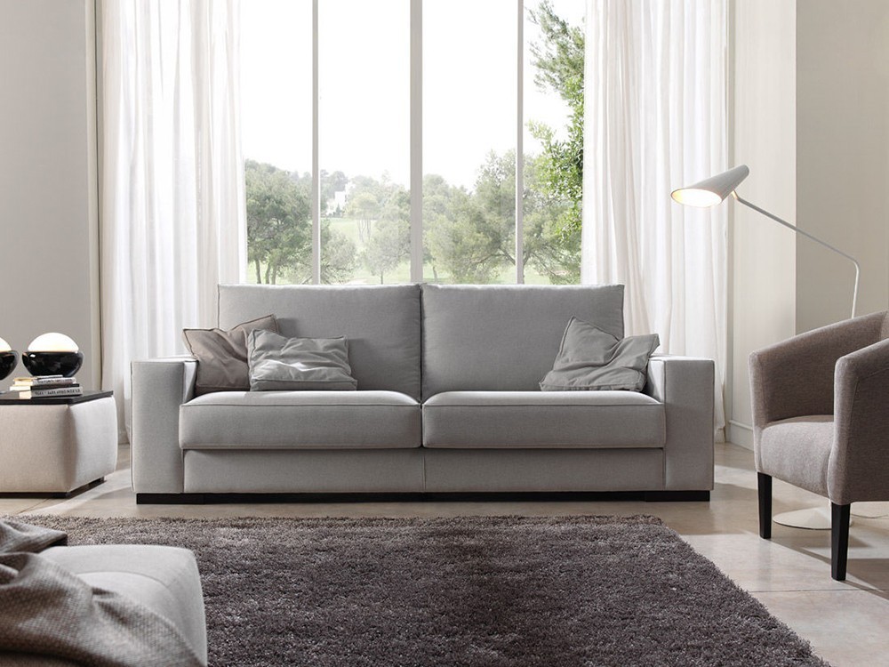 Sofá tapizado Nimo con asiento profundo y mullido. Ideal para quienes buscan diseño y funcionalidad en una sola pieza.