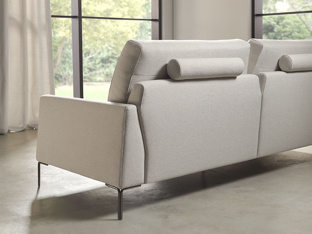 Sofá cómodo y amplio Oliv de Beltá Frajumar, con tapizado suave que envuelve y estructura oculta