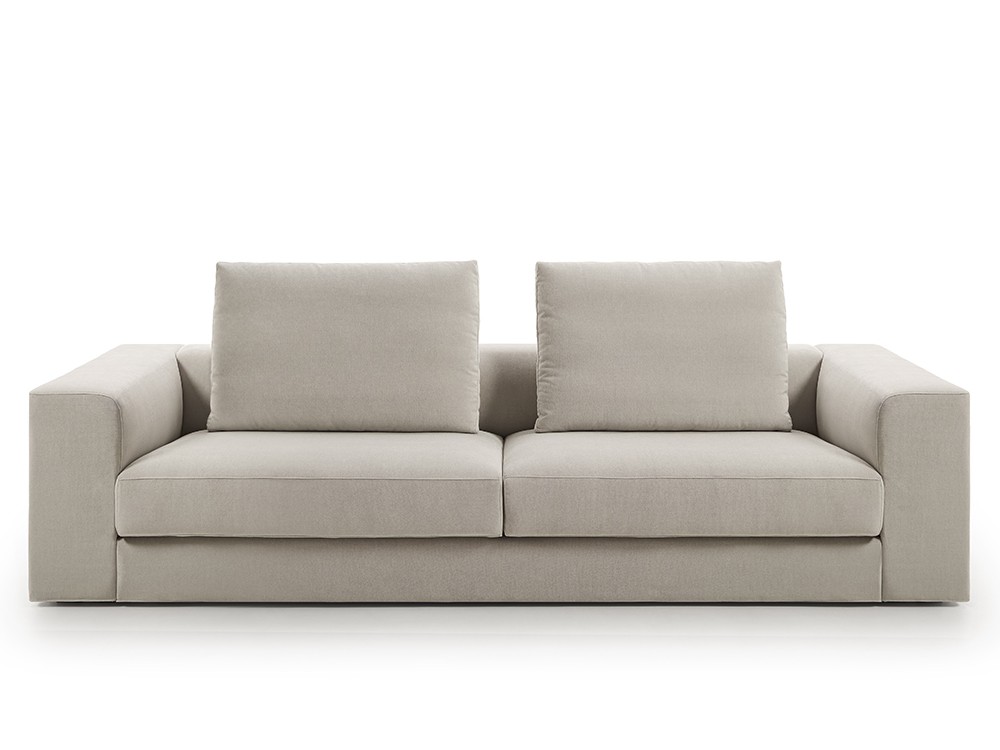 Sofá Haru: diseño modular con estructura geométrica y cojines mullidos. Confort y estilo en perfecta armonía.