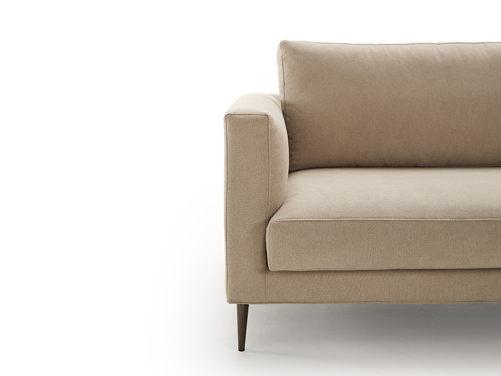 Sofá Lena de Beltá Frajumar: estilo lineal, patas finas y gran confort. Una pieza que viste el salón con diseño atemporal.