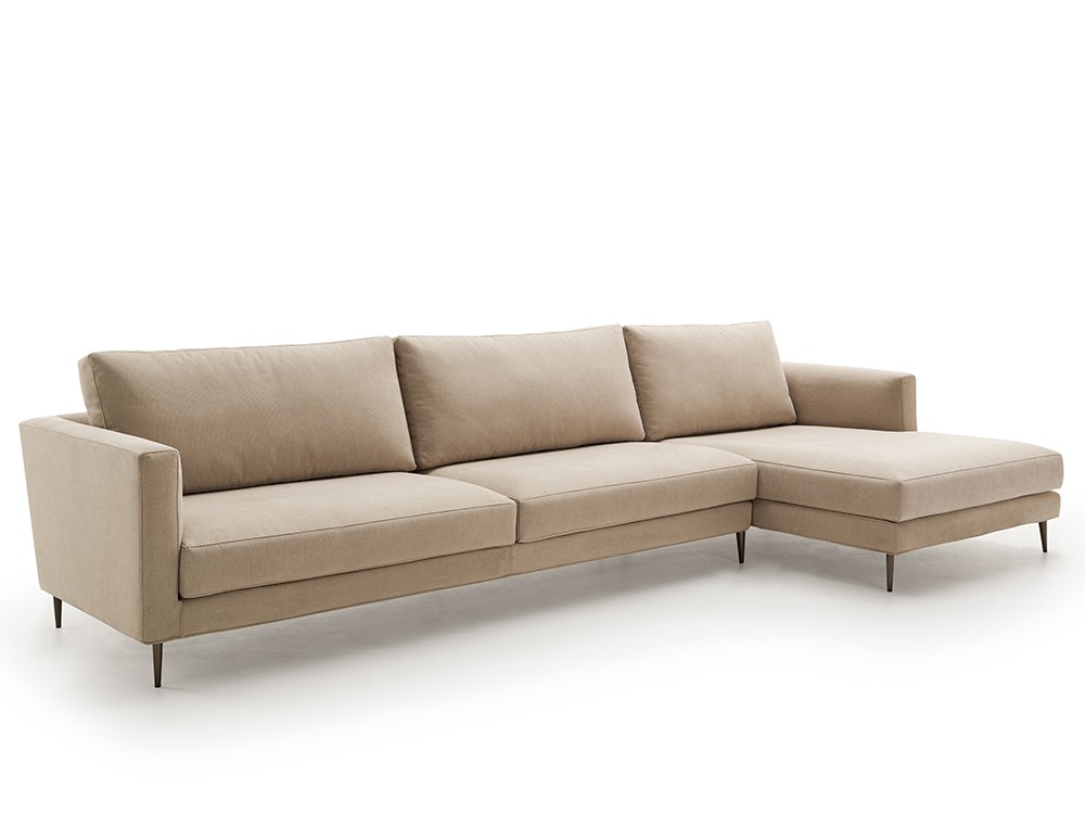 Lena, un sofá modular de líneas puras y patas finas. Diseño elegante que aporta ligereza y personalidad al ambiente.