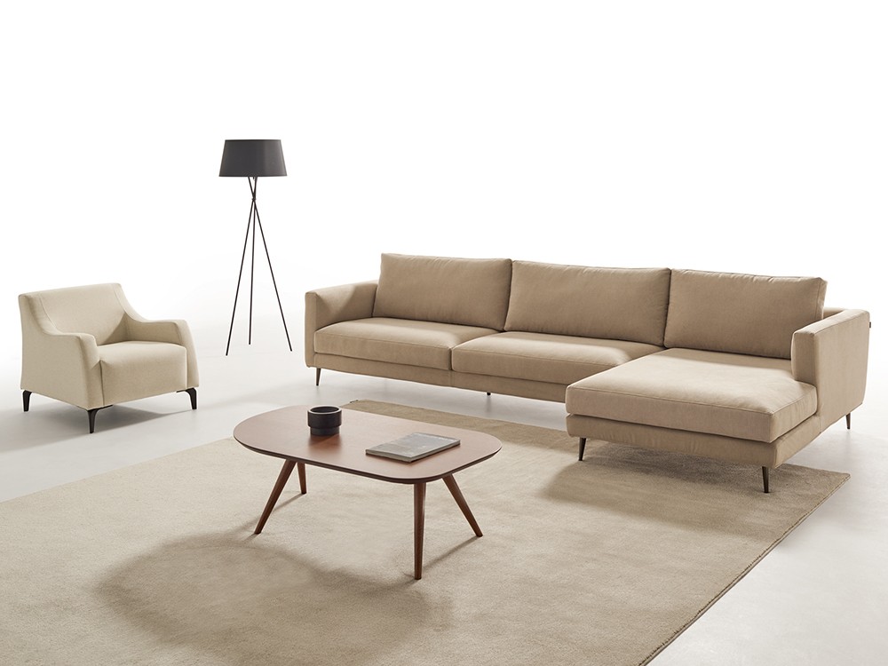 Sofá Lena de Beltá Frajumar: formas limpias y base elevada que aportan ligereza visual a tu salón.