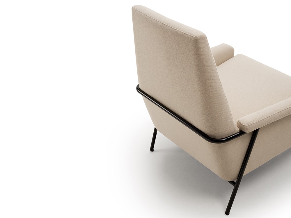 Geometría y confort se unen en la butaca Bluss. Su estructura tubular genera un diseño original de líneas puras y elegantes.