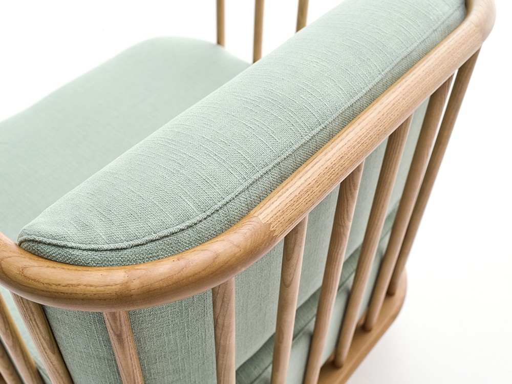 Cage combina diseño escultórico y confort. Sus formas recuerdan ramas y fibras naturales, creando un espacio acogedor.