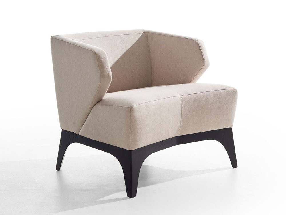 Butaca Kida: geometría elegante y contraste entre tapizado y madera. Diseño compacto con acabados cuidados al detalle.