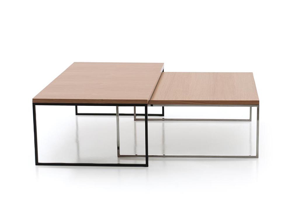 Mesa de centro de líneas sencillas con sobre en chapa natural y base de metal Gib de Frajumar