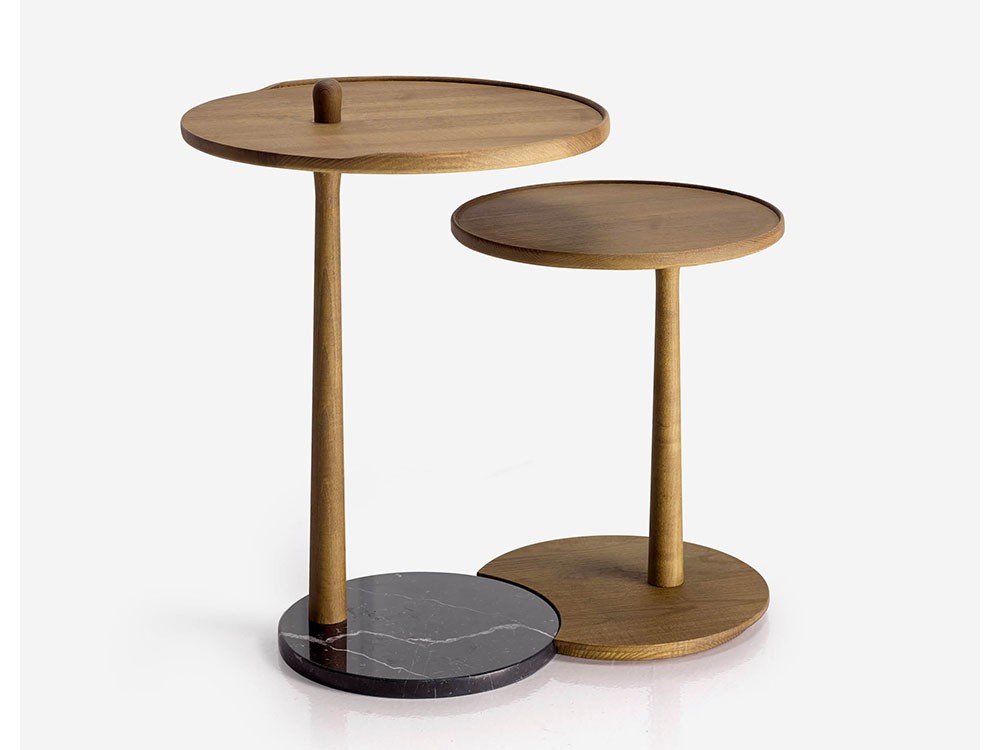 Mesas auxiliares Igno, elegancia sutil en roble, nogal o fresno natural. Su diseño fluido se adapta a cualquier ambiente.