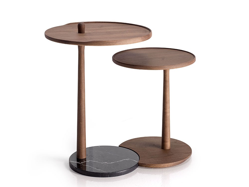 Set de dos mesas auxiliares Igno con diseño atemporal. Líneas puras y base enlazada en madera de fresno natural.