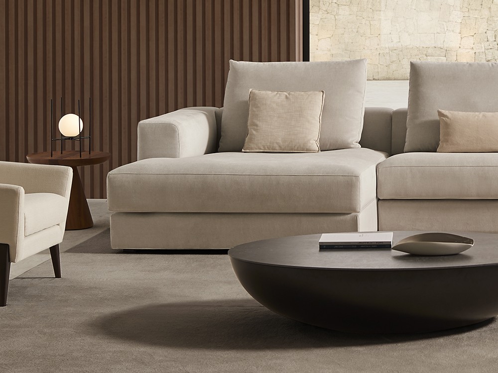 Inspirada en la sencillez, la mesa Luna destaca por su forma limpia y su base escultórica en lacado negro y sobre Dekton.