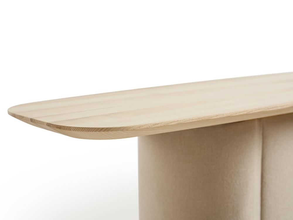 Estilo y calidez se unen en la consola Iris. Base tapizada y sobre de fresno teñido que aportan carácter a interiores selectos.