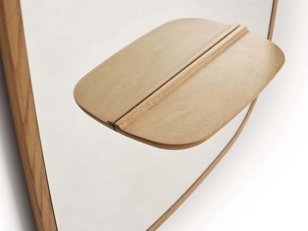 Espejo decorativo Pond en fresno natural o tinte roble, nogal, cerezo o wengué. Pura armonía visual en cualquier espacio.