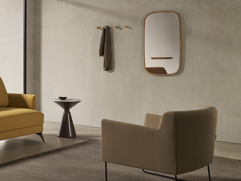 Pond: un espejo que evoca calma y elegancia. Su marco crea una sombra sutil que parece flotar en la pared.