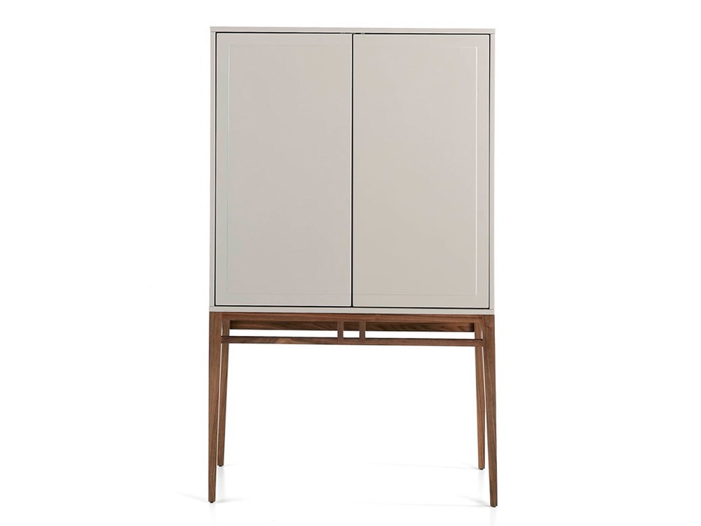 Alacena chapada lacada en tono niebla con pies chapados en nogal Ángel Cerdá 3073 - 2
