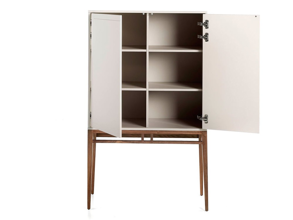 Alacena chapada lacada en tono niebla con pies chapados en nogal Ángel Cerdá 3073 - 3