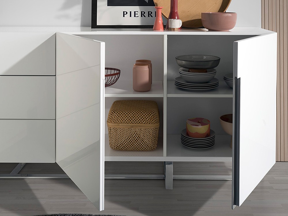 Aparador lacado en blanco brillo con pies y detalles de acero cromado 3051 de Ángel Cerdá en Mobel 6000 - 6