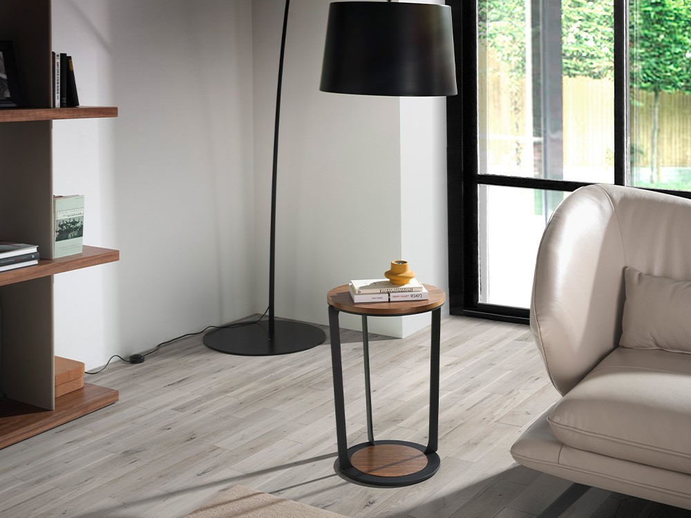 Mesa auxiliar 2116 en chapa natural de nogal de Ángel Cerdá - 1