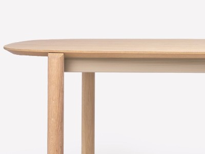 Muebles Ondarreta: mesa ovalada Juno con acabados personalizados en chapa de roble