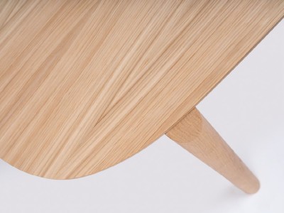 Detalle de la chapa de roble tintado de la mesa ovalada Juno de Ondarreta