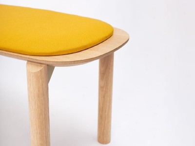 Detalle del asiento tapizado del banco Juno Ondarreta en madera natural de roble
