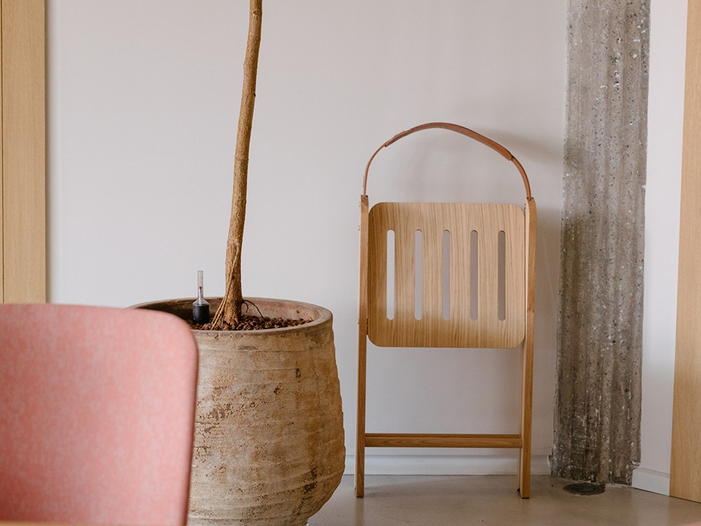 Silla plegable de madera de roble y cuero Ika de Ondarreta - 2