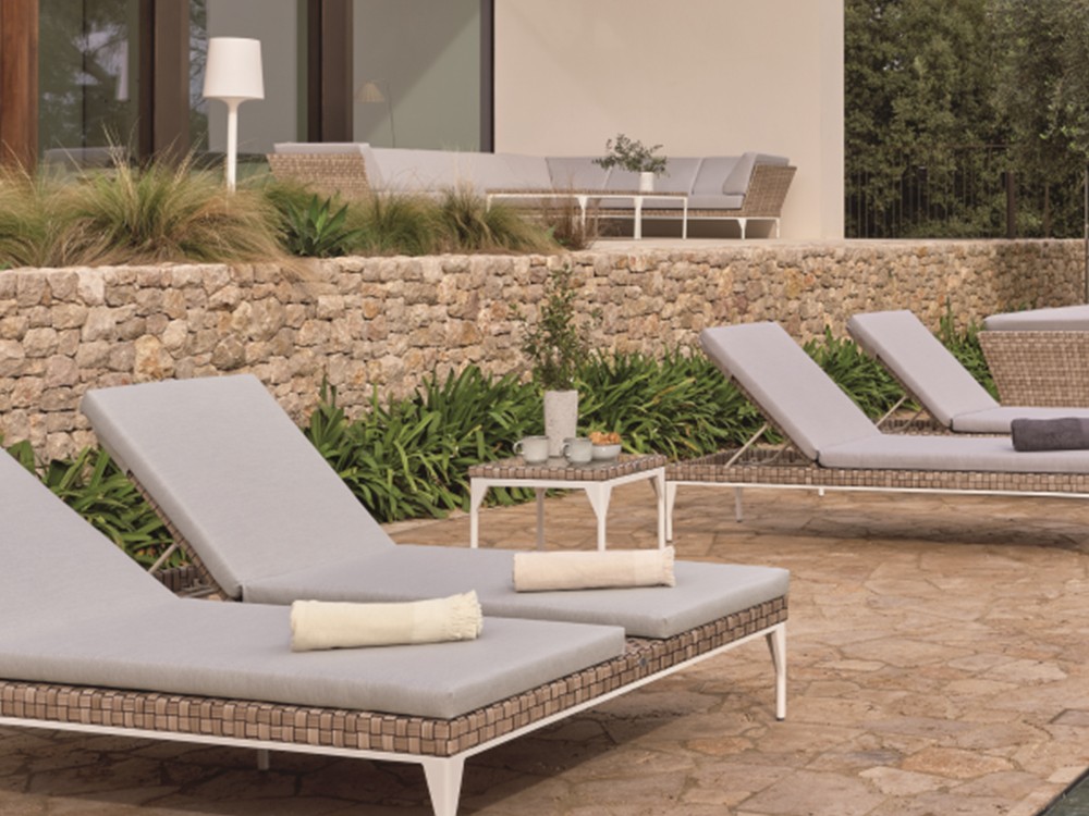 Mesa auxiliar de aluminio blanco y fibra sintética trenzada con cristal Brafta de Skyline - 3