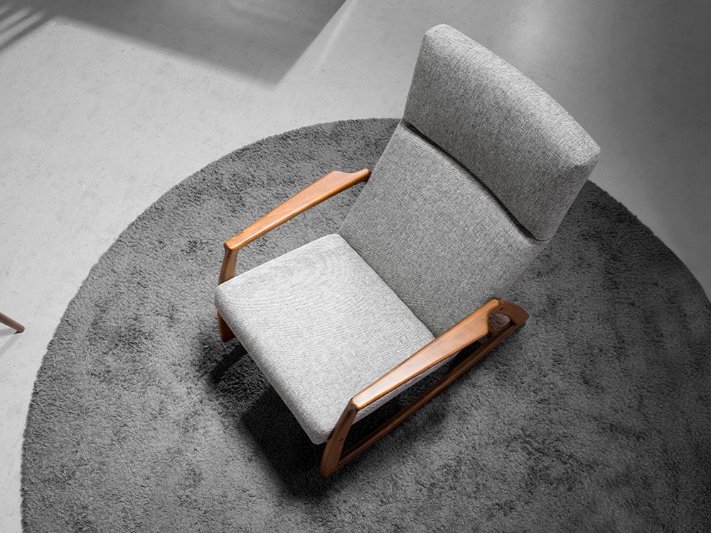 Sillón mecedora 5106 en madera color nogal con asiento tapizado en gris de Ángel Cerdá - 7