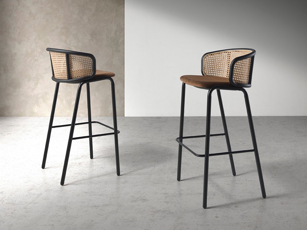 Taburete alto Ángel Cerdá 4128 con asiento aterciopelado marrón y respaldo de rattán - 2