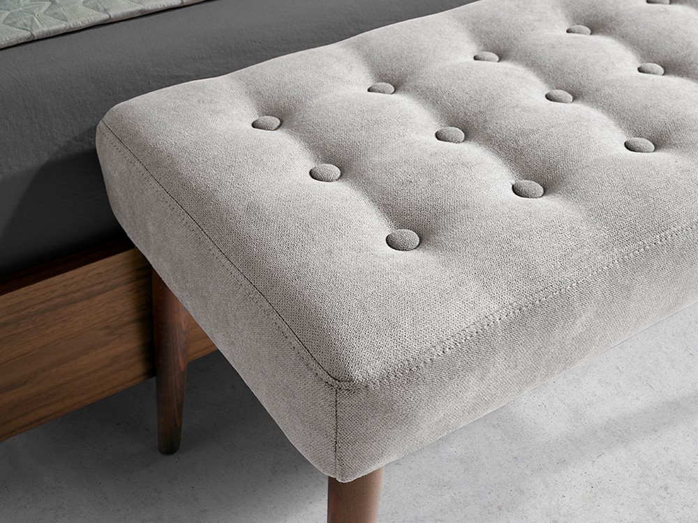 Descalzadora tapizada en textil gris claro con patas de madera Ángel Cerdá 5107 - 6
