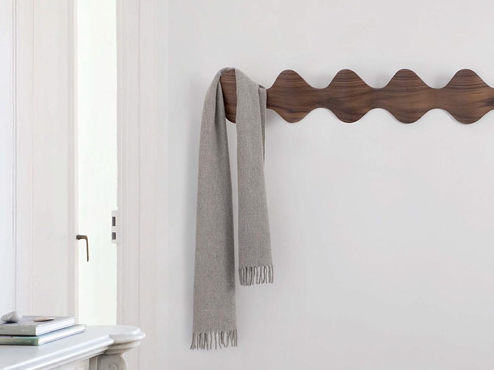 Elegancia y diseño de M Padrós & C Ricard para Mobles 114, perchero Ona