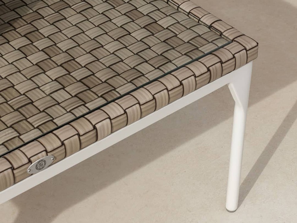 Mesa de centro de aluminio blanco y fibra sintética trenzada con cristal Brafta de Skyline - 12