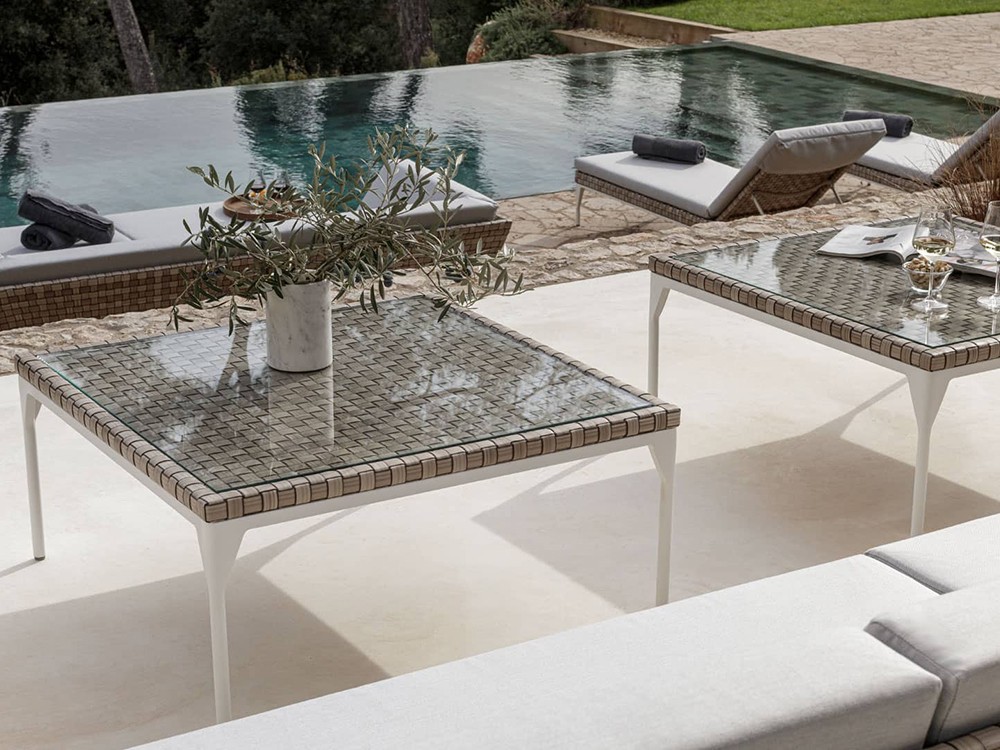 Mesa de centro de aluminio blanco y fibra sintética trenzada con cristal Brafta de Skyline - 1